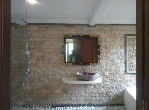 Ένα μπάνιο στο Embang Homestay