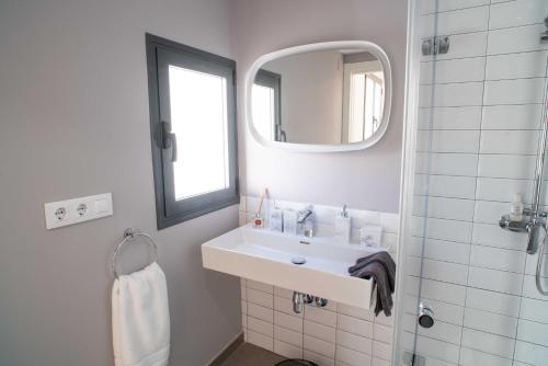 uma casa de banho branca com um lavatório e um espelho em CASA VALDES 16, APTO. 2 em Cáceres
