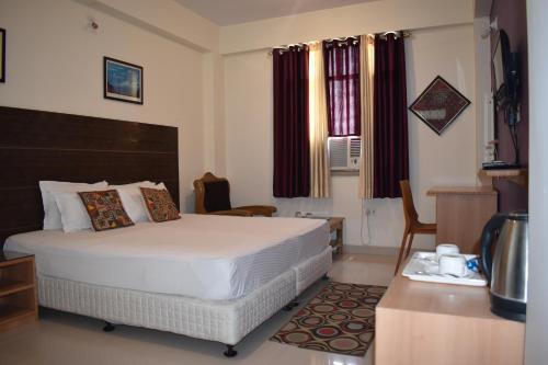 Una cama o camas en una habitación de Hotel Bodh Vilas