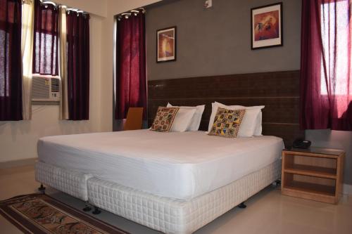Una cama o camas en una habitación de Hotel Bodh Vilas