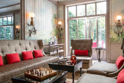 a living room with a couch and a chess board at La Réserve Paris Hotel & Spa in Paris