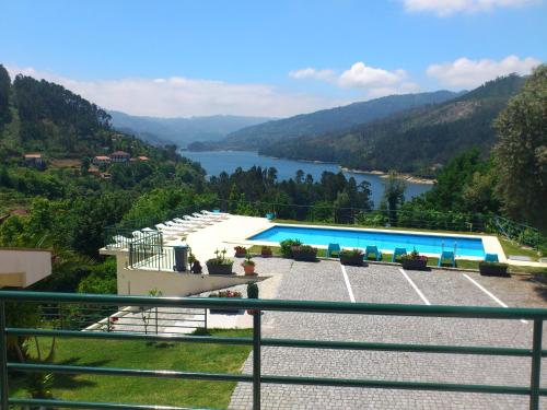 een villa met uitzicht op een meer bij Hotel Lagoa Azul do Geres in Geres