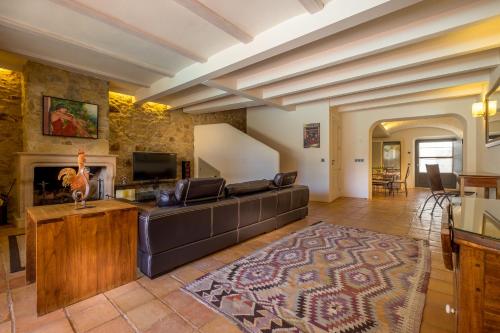 a living room with a couch and a fireplace at Can Caranta in Pals