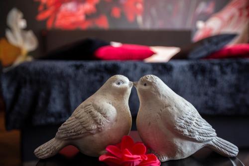 two birds sitting next to each other on a table at Hotel Spelderholt in Beekbergen