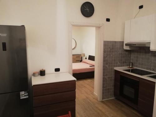 małą kuchnię z łóżkiem w pokoju w obiekcie CENTRO e PARCO 10 min - flat in Monza w mieście Monza
