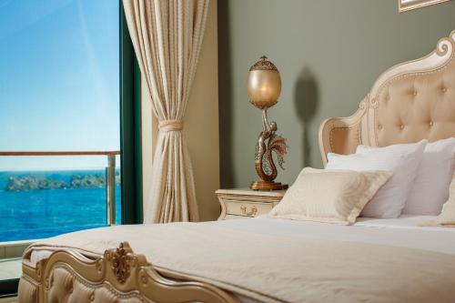 Ein Bett oder Betten in einem Zimmer der Unterkunft Royal Princess Hotel