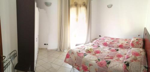 トルトリにあるMussilimbrosuのベッドルーム1室(ピンクの掛け布団、窓付)