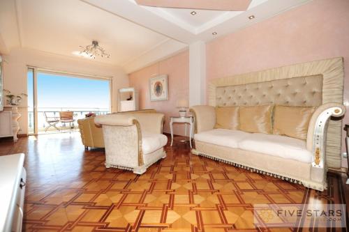 Le Majestic Promenade - Five Stars Holiday House