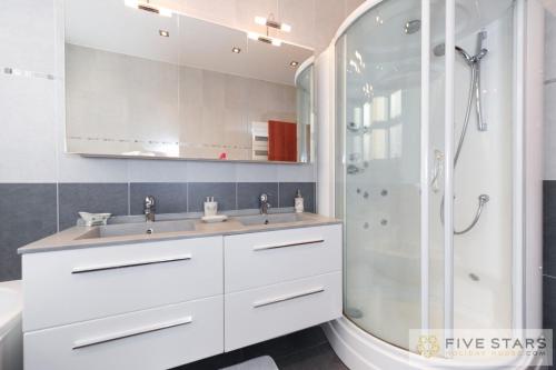 Le Majestic Promenade - Five Stars Holiday House