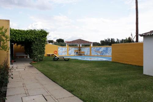 een achtertuin met een zwembad en een hek bij Casa do Vale da Pedra in Santarém