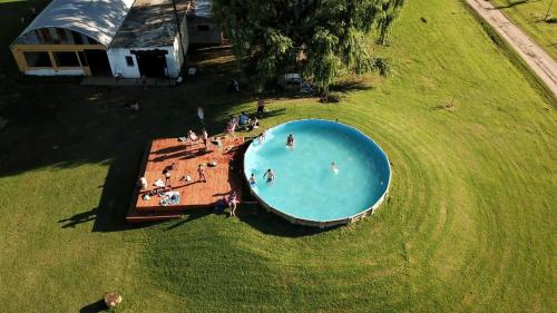 una vista aérea de una piscina en un campo en Corral de Pirca en Los Reartes