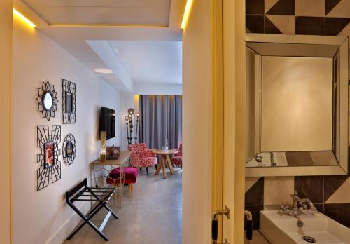 uma casa de banho com um lavatório, um espelho e uma sala de jantar em 2Ciels Boutique Hôtel em Marrakech