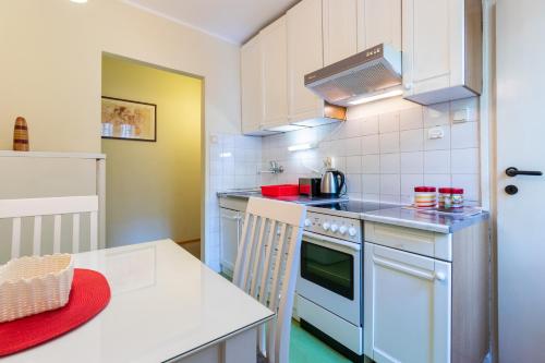 una piccola cucina con fornelli e lavello di Captain's Crib a Belgrado