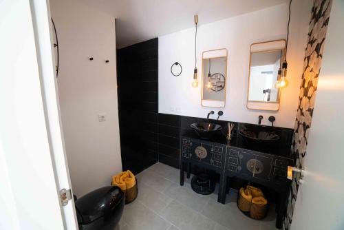 La salle de bains est pourvue de 2 lavabos et de 2 miroirs. dans l'établissement CASA VALDES 16, APTO 3, à Cáceres