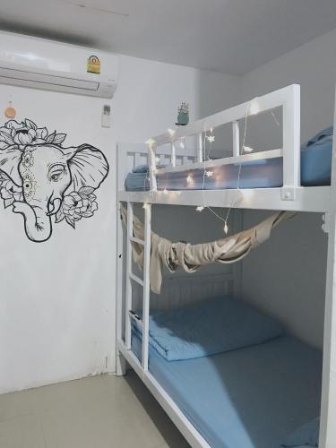 Lliteres en una habitació de 1sabai