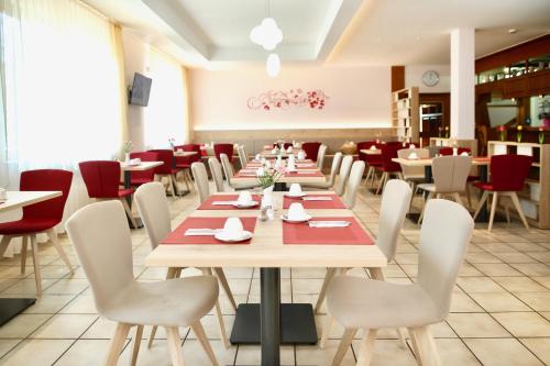 ホテル アム ブッフバルトにあるレストランまたは飲食店