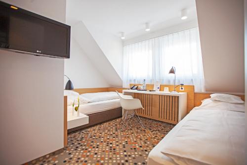Habitación de hotel con 2 camas y escritorio en Hotel Waldhorn, en Böblingen