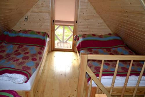 מיטה או מיטות קומותיים בחדר ב-Agroturystyka Stajnia Zwierzyniec