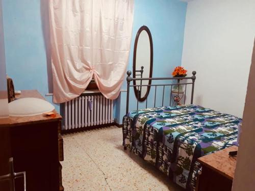 1 dormitorio con cama, lavabo y espejo en Casotti, en Cutigliano