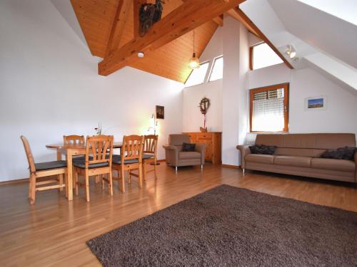 sala de estar con mesa, sillas y sofá en Countryside apartment with garden en Schallstadt