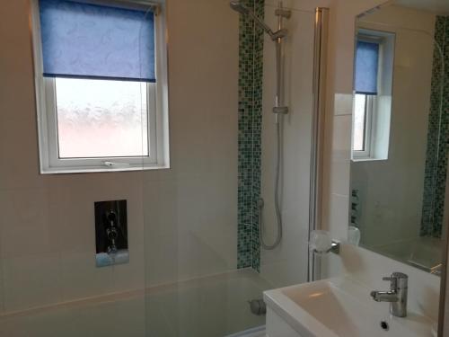 Ένα μπάνιο στο 57 New Esplanade Court, Beach Close By Pool View
