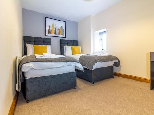 a bedroom with two beds in a room at Guest Homes - New Street in Worcester