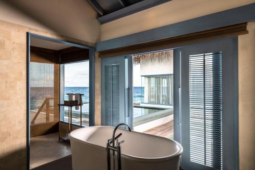 加弗阿利夫环礁Raffles Maldives Meradhoo的浴室里的浴缸，可欣赏海景