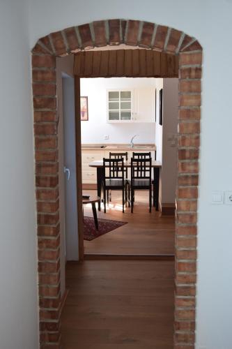 uma porta de tijolo para uma sala de jantar com uma mesa em Tourist farm Samec em Sele
