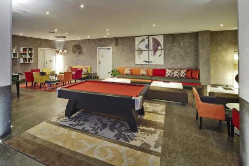 Biliár nebo kulečník v ubytování Kyriad Prestige Lyon Est - Saint Priest Eurexpo Hotel and SPA