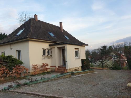 a small white house with a black roof at La maison de Paul in Mittelwihr