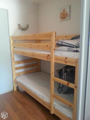 Ce lit superposé se trouve dans un dortoir doté de lits superposés. dans l'établissement AX 3 DOMAINES - BONASCRE, à Ax-les-Thermes