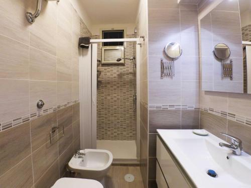 een badkamer met een wastafel, een toilet en een douche bij LA CASA STELLA in Napels