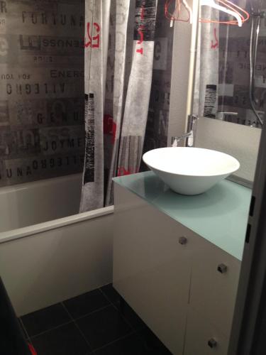 La salle de bains est pourvue d'un lavabo blanc sur un comptoir. dans l'établissement AX 3 DOMAINES - BONASCRE, à Ax-les-Thermes