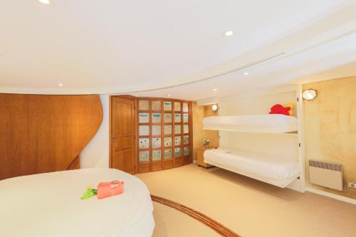 une chambre avec deux lits superposés et un bureau dans l'établissement Quai des Marinières AP2015 by Riviera Holiday Homes, à Villefranche-sur-Mer