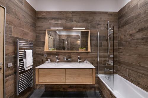 Bilik mandi di Mammoth Lodge by Alpine Resorts