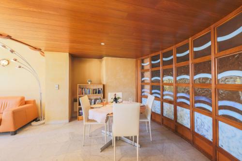 une salle à manger avec une table et des chaises dans l'établissement Quai des Marinières AP2015 by Riviera Holiday Homes, à Villefranche-sur-Mer