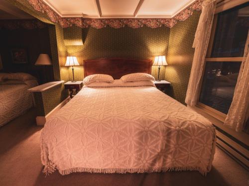 Una cama o camas en una habitación de St. Elmo Hotel