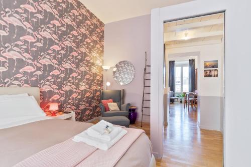 una camera con un letto e una sedia di Rome As You Feel - Vittorio Colorful Design Apartment a Roma