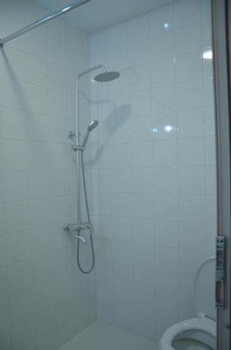 クタイシにあるMebo Houseのトイレ付きのバスルームのガラス製シャワー