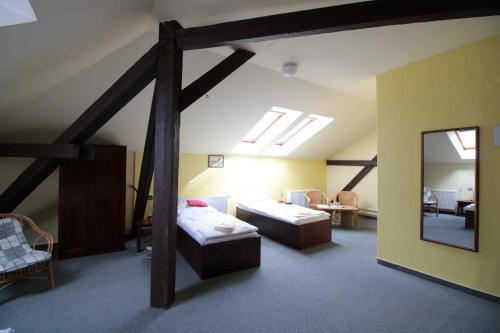 Un pat sau paturi într-o cameră la Hotel Nobys