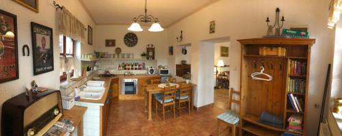 Dapur atau dapur kecil di Janicsár Garden Apartman