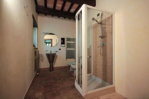 La salle de bains est pourvue d'une douche et de toilettes. dans l'établissement Villa Santa Maria, à Montegiorgio