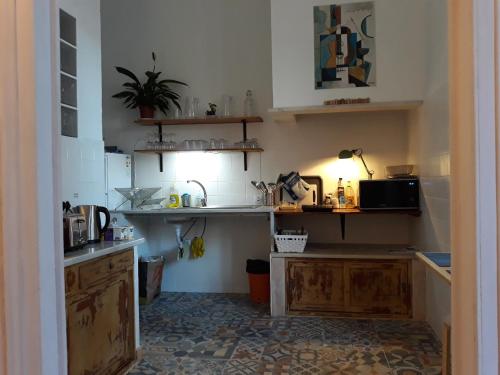 Kuchyň nebo kuchyňský kout v ubytování Hostel A Casa da Árvore