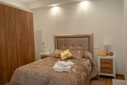 A bed or beds in a room at Apartamentos Cantarería, Rosa Mosqueta