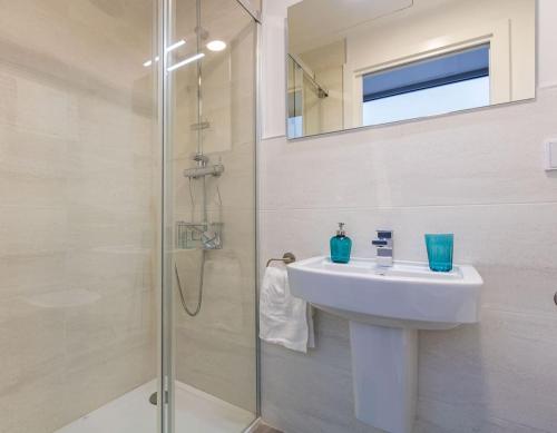 Ein Badezimmer in der Unterkunft Armenta Deluxe Suite by Valcambre
