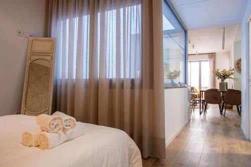 um quarto com uma cama com toalhas em Armenta Deluxe Suite by Valcambre em Sevilha
