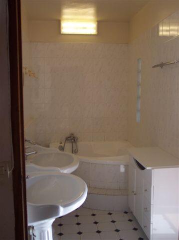 une salle de bain avec un lavabo, une baignoire et des toilettes dans l'établissement Bastide Provencal, à Théoule-sur-Mer