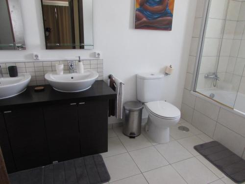 uma casa de banho com um WC, um lavatório e um chuveiro em BCV - Private Villas with Pools Dunas Resort 7, 27, and 53 em Santa Maria