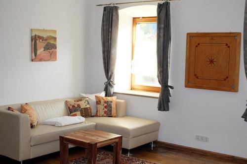 sala de estar con sofá blanco y ventana en Domitian Spittal, en Spittal an der Drau