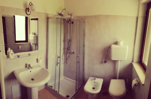 La salle de bains est pourvue d'un lavabo, d'une douche et de toilettes. dans l'établissement Incontro Montoro Guest House & Restaurant, à Montoro Inferiore